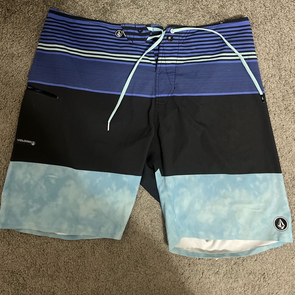 Men’s Volcom fishing shorts/board shorts/swim trunks/swim suit size 40
